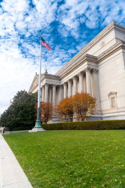 Sütunlu bir bina cephesi ve Washington DC 'deki Ulusal Arşiv bayrağının direği.