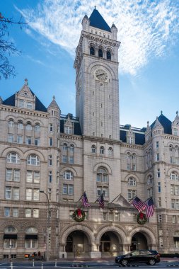 Washington DC, ABD, Trump Uluslararası Otel Cephesi ve büyük kemer ve bayraklarla giriş.