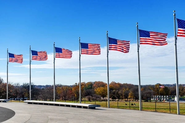 Muitas Bandeiras Dos Estados Unidos Contra Céu Azul Base Memorial — Fotografia de Stock