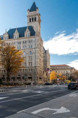 Washington DC, ABD, Trump Uluslararası Otel Cephesi ve geniş kemerli giriş. Mavi gökyüzünün altındaki saat kulesi.