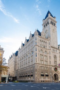 Washington DC, ABD, Trump Uluslararası Otel Cephesi ve geniş kemerli giriş. Mavi gökyüzünün altındaki saat kulesi.