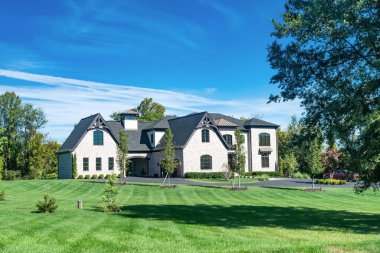 Geniş çimleri biçilmiş, modern lüks, tek aile kır evi..