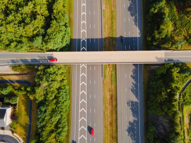 İki kırmızı arabayla iki yol kavşağının kesiştiği yer. hava görünümü