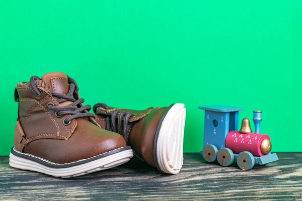 아이의 신발은 바닥에 초록색 있습니다 기관차 원문을 — 스톡 사진
