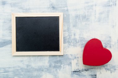 Kırmızı kalp, mesaj için çerçeve ve kutuda bir hediye. Sevgililer Günü konsepti.