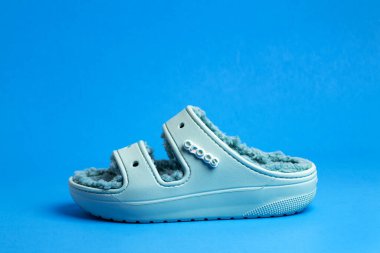 Bir Timsah yürüyüş ayakkabısı, mavi arka planda köpük tıkalı ayakkabı..