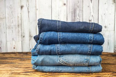 Kot pantolon yığını, yakın plan. Metin için boşluk.