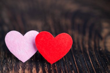 İki kırmızı kalp koyu ahşap masa üzerinde Aşk, sevgililer günü konsepti.