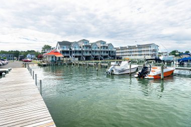 İskelenin yanındaki ahşap iskele ve oteller. Yaz, Seyahat, Tatil ve Tatil Konsepti.