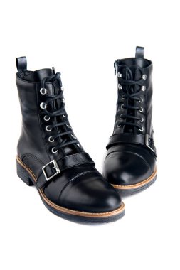 Beyaz arka planda alçak topuklu siyah, sivri kadın çizmeleri. Kadın modası, bahar, sonbahar ayakkabıları. Kayışı ve tokası olan sıradan deri ayakkabılar..