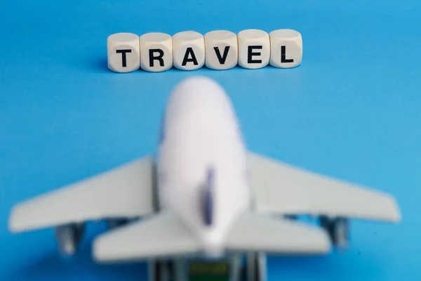 Reizen Concept Houten Kubussen Met Travel Woord Speelgoed Vliegtuig Blauwe — Stockfoto