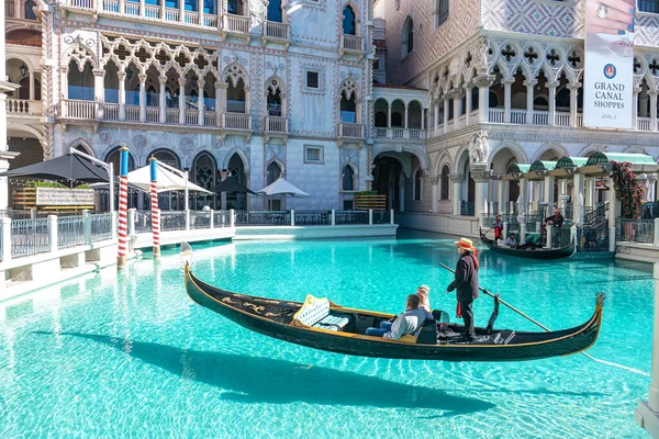 Singing Gondoliers Canal Gondolas Italian Architecture Venetian Style Hotel Casino — Stockfoto