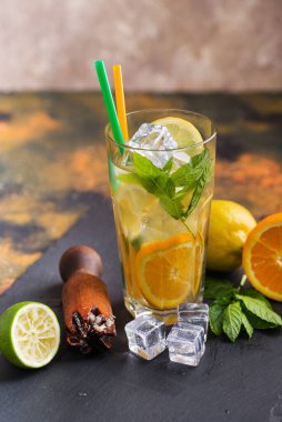 Ev yapımı limonata ya da limon, nane ve buzlu mojito kokteyli. Taze yaz içeceği..