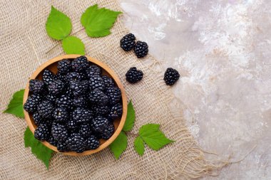 Tahta tabakta taze böğürtlen. Yukarıdan görüntüle.