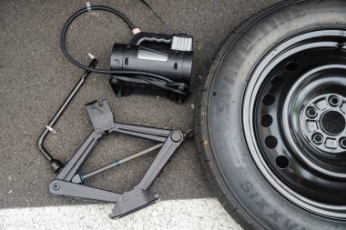 . Yolda acil onarımlar var. Patlak bir tekerleği, yolda geçici bir tekerlekle değiştirmek.