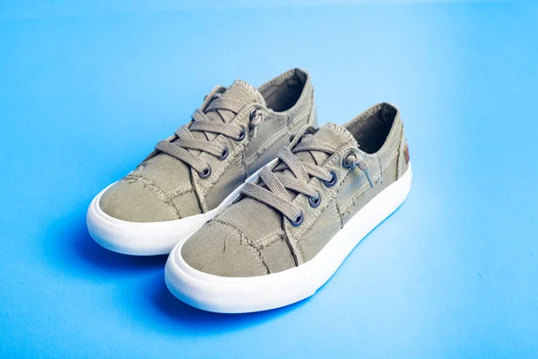 Mavi Arka Planda Spor Ayakkabı Şık Şık Spor Ayakkabılar Ayakkabı — Stok fotoğraf