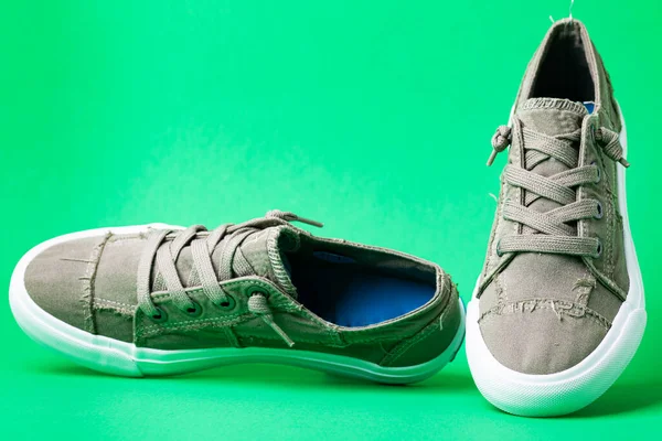 Yürüyüş Ayakkabıları Modern Unisex Ayakkabıları Yeşil Arka Planda Izole Edilmiş — Stok fotoğraf