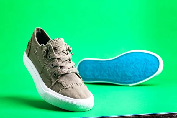 Yürüyüş Ayakkabısı Spor Ayakkabısı Yeşil Arka Planda Modern Moda Ayakkabılar — Stok fotoğraf