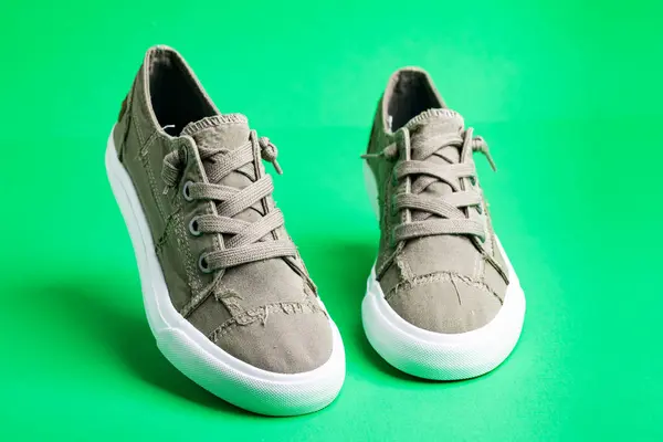 Yürüyüş Ayakkabısı Spor Ayakkabısı Yeşil Arka Planda Modern Moda Ayakkabılar — Stok fotoğraf