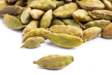 Beyaz arka planda yeşil kakule kapsülleri. Makro.