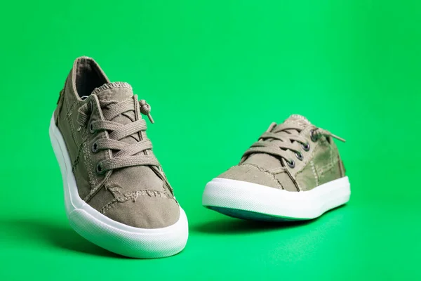 Yürüyüş Ayakkabıları Spor Ayakkabıları Yeşil Arka Planda Modern Moda Ayakkabıları — Stok fotoğraf