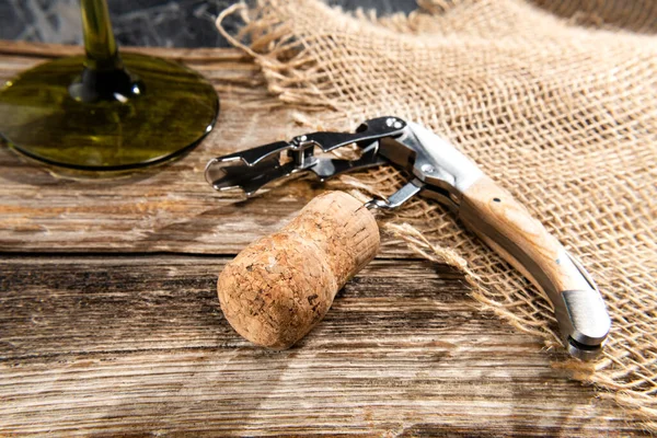 Saca Rolhas Cortiça Uma Garrafa Vinho Close Lado Copo Vinho — Fotografia de Stock