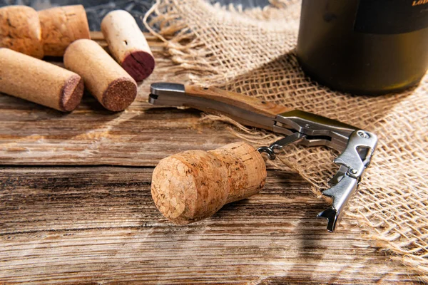 Şarap Şişeleri Tirbuşon Ahşap Masa Mantarları Hasat Şarap Yapma Konsepti — Stok fotoğraf
