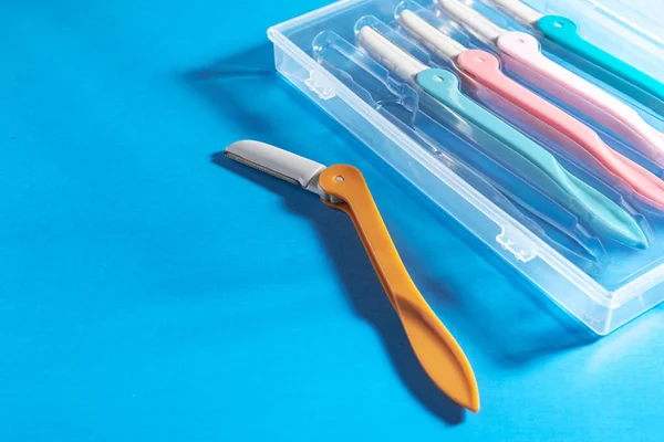 Set Mehrfarbiger Weiblicher Rasiermesser Einer Plastikbox Auf Blauem Hintergrund — Stockfoto