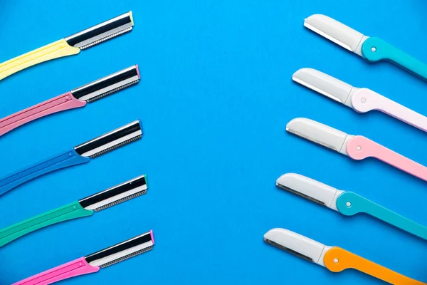 Maquinillas Afeitar Mujer Con Asas Plástico Diferentes Colores Sobre Fondo — Foto de Stock