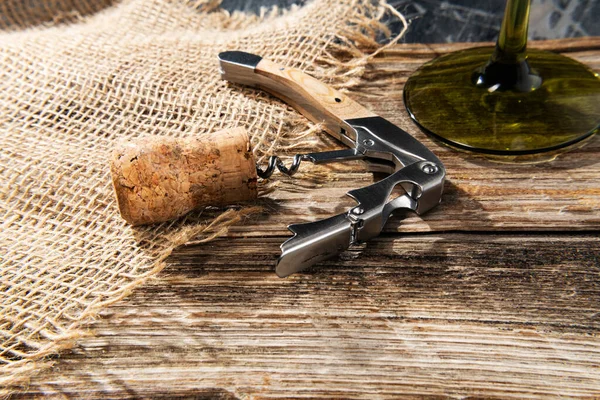 Şarap Şişesinden Tirbuşon Mantar Bir Kadeh Şarabın Yanına Yakın Plan — Stok fotoğraf