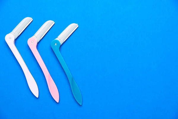 Női Borotvák Különböző Színű Műanyag Fogantyúkkal Kék Alapon Szöveg Helye — Stock Fotó
