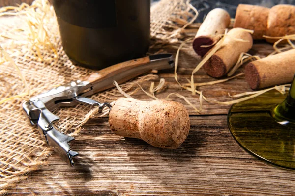 Flaschen Mit Wein Korkenzieher Und Korken Auf Dem Holztisch Ernte — Stockfoto