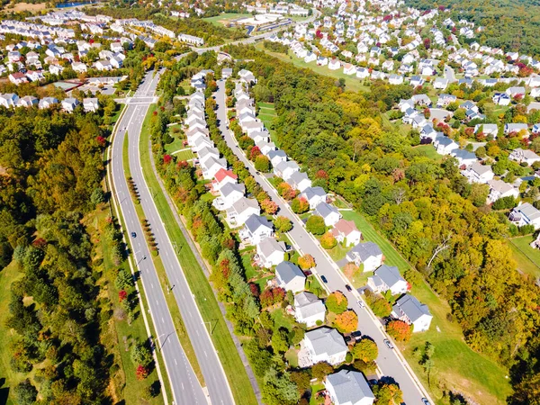维吉尼亚州一个有低层房屋的小镇的景观 有道路的秋天风景的无人机视图 — 图库照片