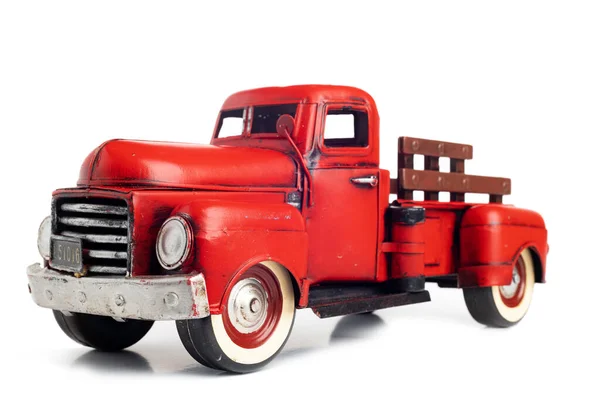 Stare Zbliżenie Ciężarówki Czerwony Vintage Ciężarówka Zabawki Izolowane Białym Tle — Zdjęcie stockowe