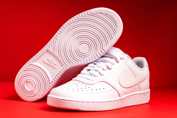 Par Vita Nike Sneakers Sköt Mot Röd Bakgrund Närbild — Stockfoto