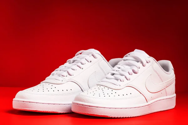 Ζευγάρι White Nike Sneakers Γυρισμένα Κόκκινο Φόντο Κοντινό Πλάνο — Φωτογραφία Αρχείου