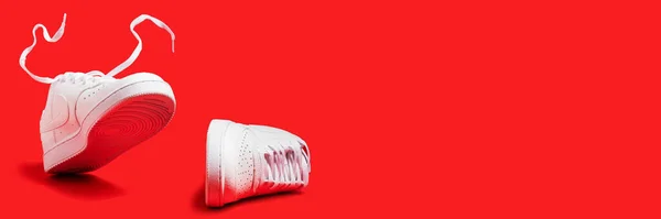 Pár Nike Fehér Tornacipő Termék Lövés Elszigetelt Vörös Alapon Illusztratív — Stock Fotó