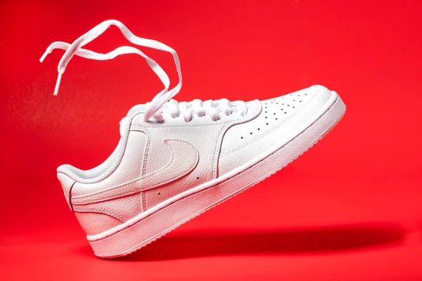 Nike Білий Кросівки Продукт Дробу Ізольовані Червоному Тлі Ілюстративна Редакційна — стокове фото