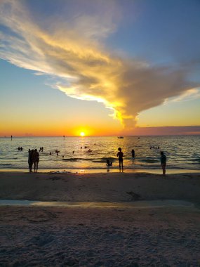 Meksika Körfezi, Florida sahilinde güzel bir gün batımı. İnsanlar doğanın fenomenine hayran..