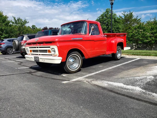 Red Classic 1955 Ford 100 Pickup Truck Parked Parking Lot — ストック写真
