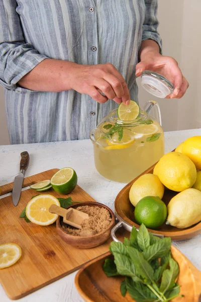 Frauenhände Bereiten Hausgemachte Limonade Verschiedene Zutaten Limette Zitrone Minze Auf — Stockfoto