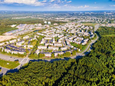 Virginia 'da bir ormanın kıyısındaki küçük bir kasaba, muhteşem mavi gökyüzü olan bir drondan görünüyor.