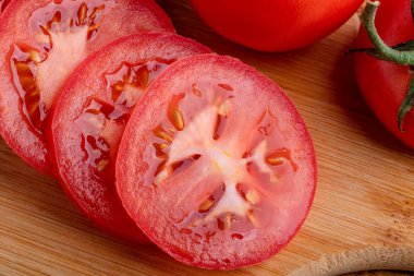 Kesme tahtasında olgun domates dilimleri. makro fotoğrafçılık.