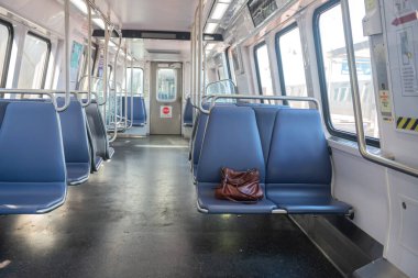 Metro vagonunda koltuğa bırakılmış bir çanta..