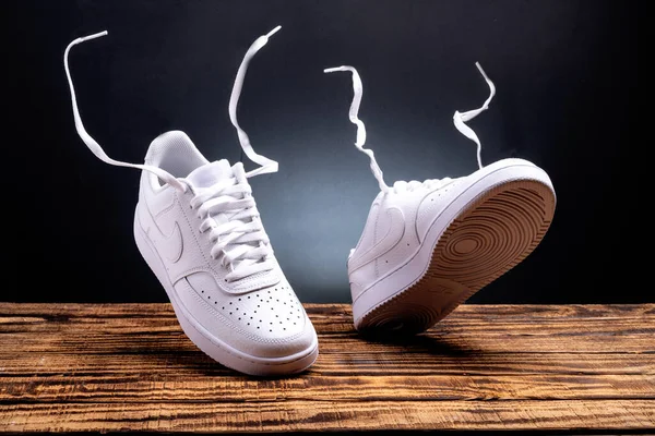 Weiße Nike Damen Turnschuhe Mit Schnürsenkeln Auf Einem Holztisch Nahaufnahme — Stockfoto