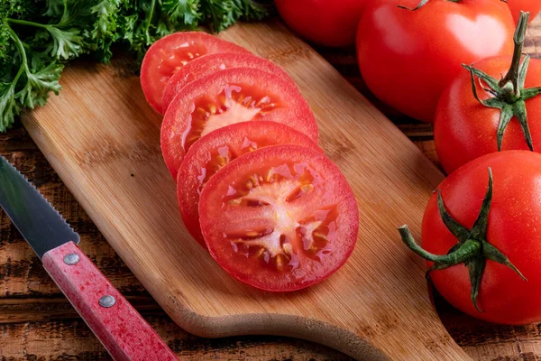 Slices Ripe Tomato Knife Cutting Board Macro Photography — Stock Photo, Image