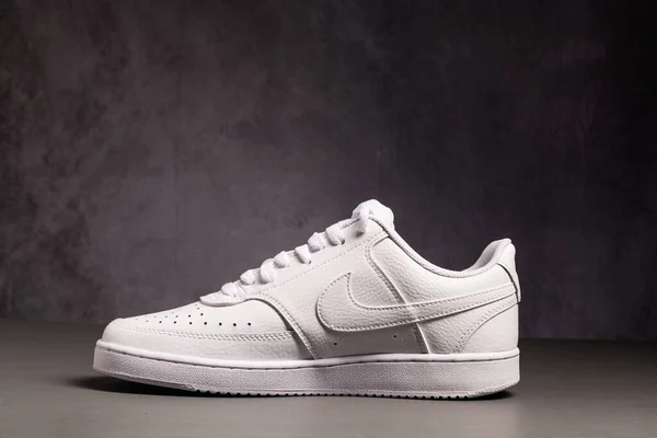 Λευκά Αθλητικά Αθλητικά Παπούτσια Nike Γκρι Φόντο Πλευρική Άποψη Κοντινό — Φωτογραφία Αρχείου