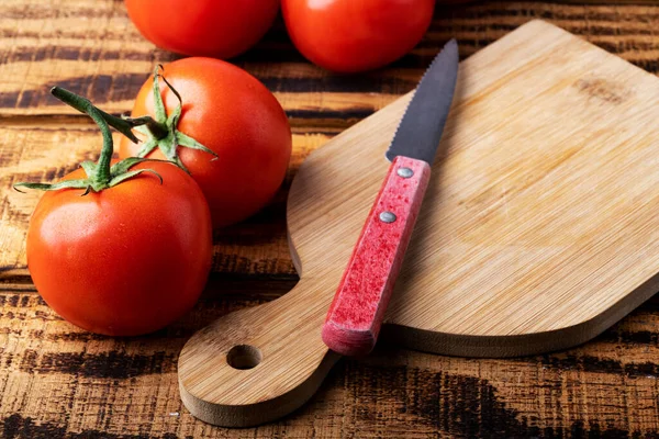 Fresh Ripe Tomato Knife Cutting Board Space Text — Stock Photo, Image