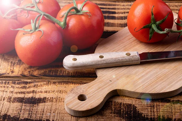 Fresh Ripe Tomatoes Knife Cutting Board — Stock Photo, Image