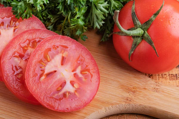 Slices Ripe Tomato Cutting Board Macro Photography — Stock Photo, Image